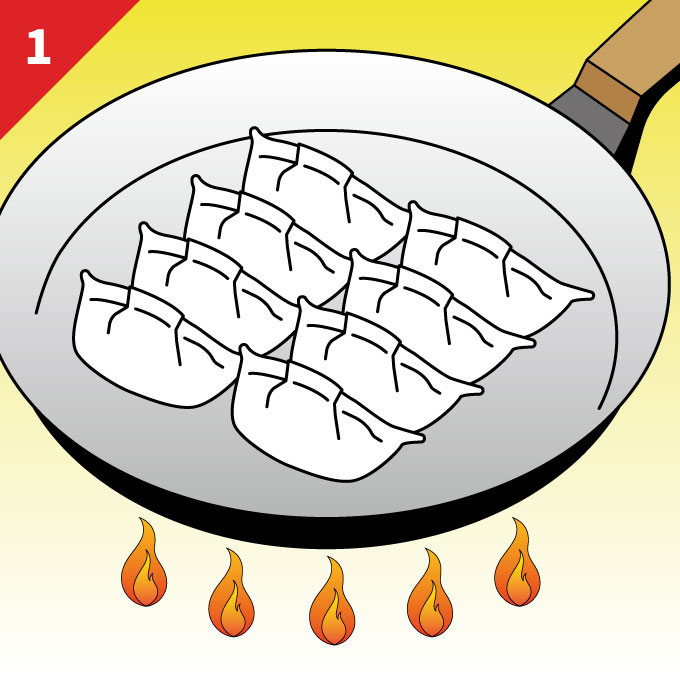熱したフライパンに油をなじませ、一度火を切り、冷凍のままギョーザを並べ、再び火をつけ強火にします。